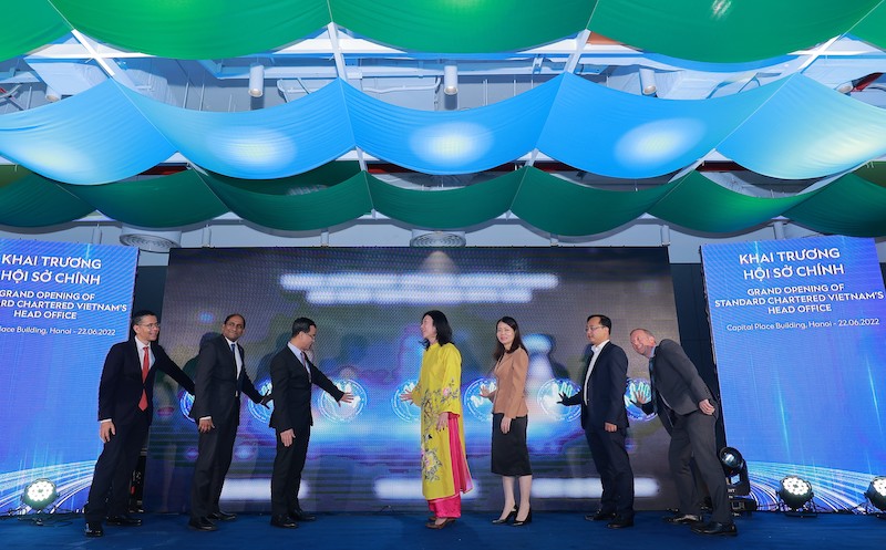 Standard Chartered launches new head office in Hanoi