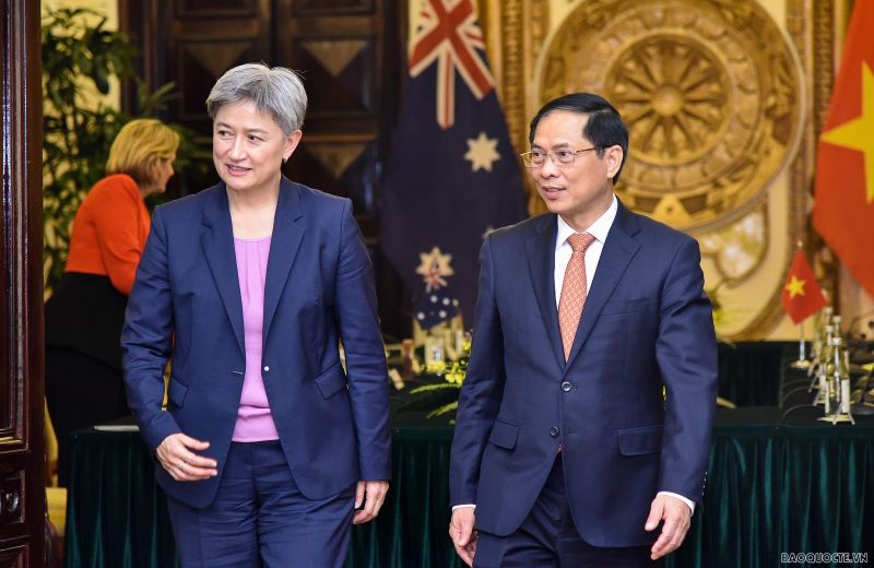 Penny Wong arrives in Hanoi, affirming new Australian cabinet relations with Vietnam 