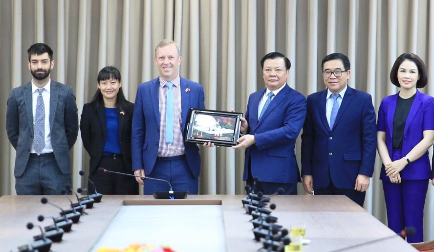 Hanoi eyes cooperation with UK to develop clean energy