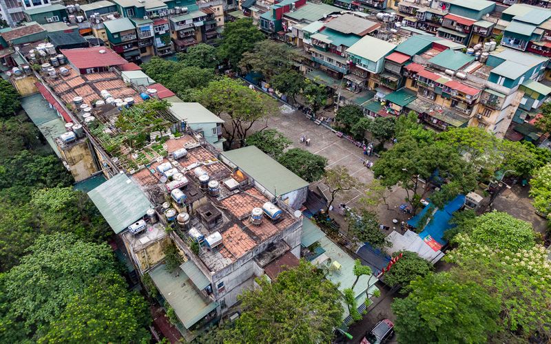 Hanoi to build regulations on renovating and rebuilding old apartments 