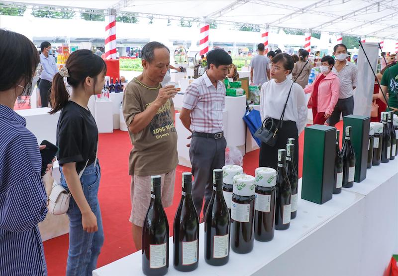 Hanoi honors OCOP products to boost sales in supermarkets 