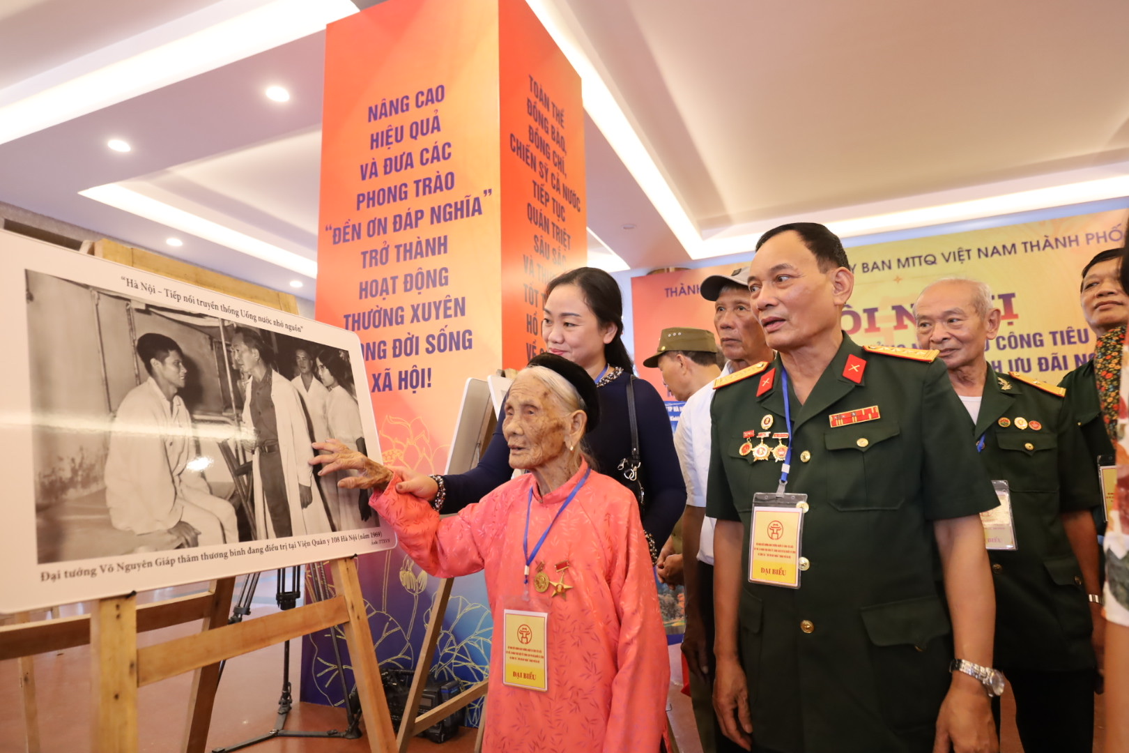 Photo exhibition pays tribute to revolutionary meritorious persons