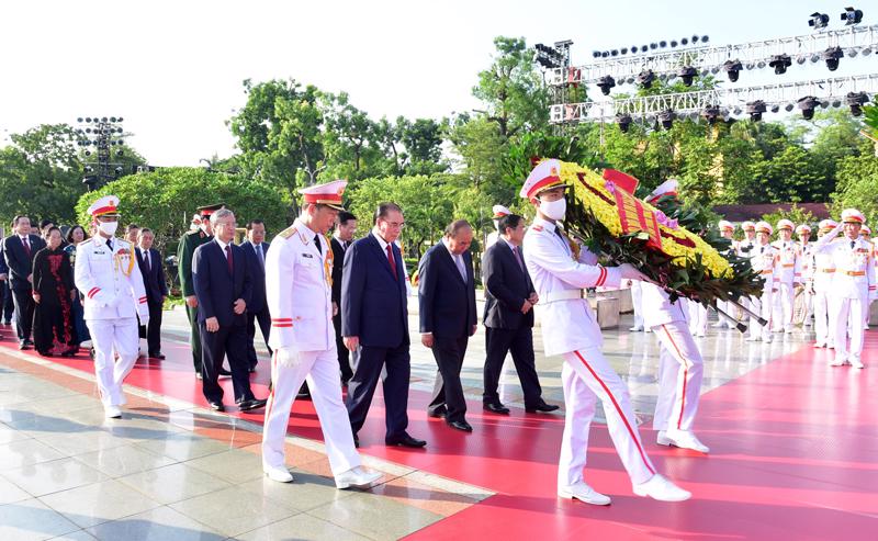 State and Hanoi leaders commemorate Heroes and Martyrs