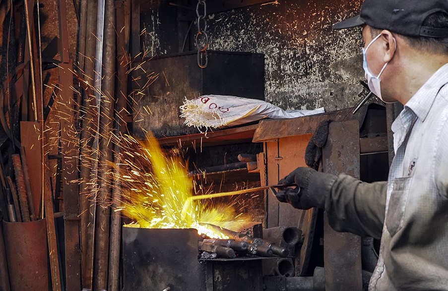 Hanoi artisans keep the fire of blacksmithing