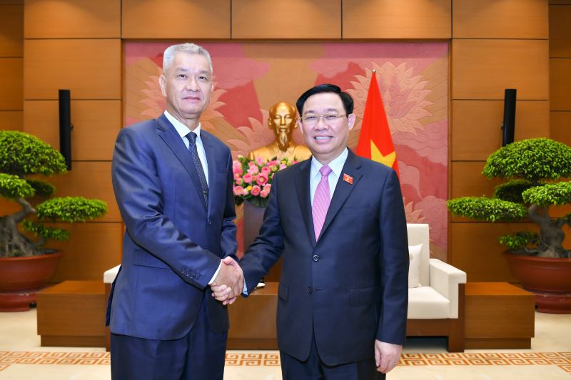 Hanoi, Vientiane cooperation should be model for both sides: Vietnamese top leader 