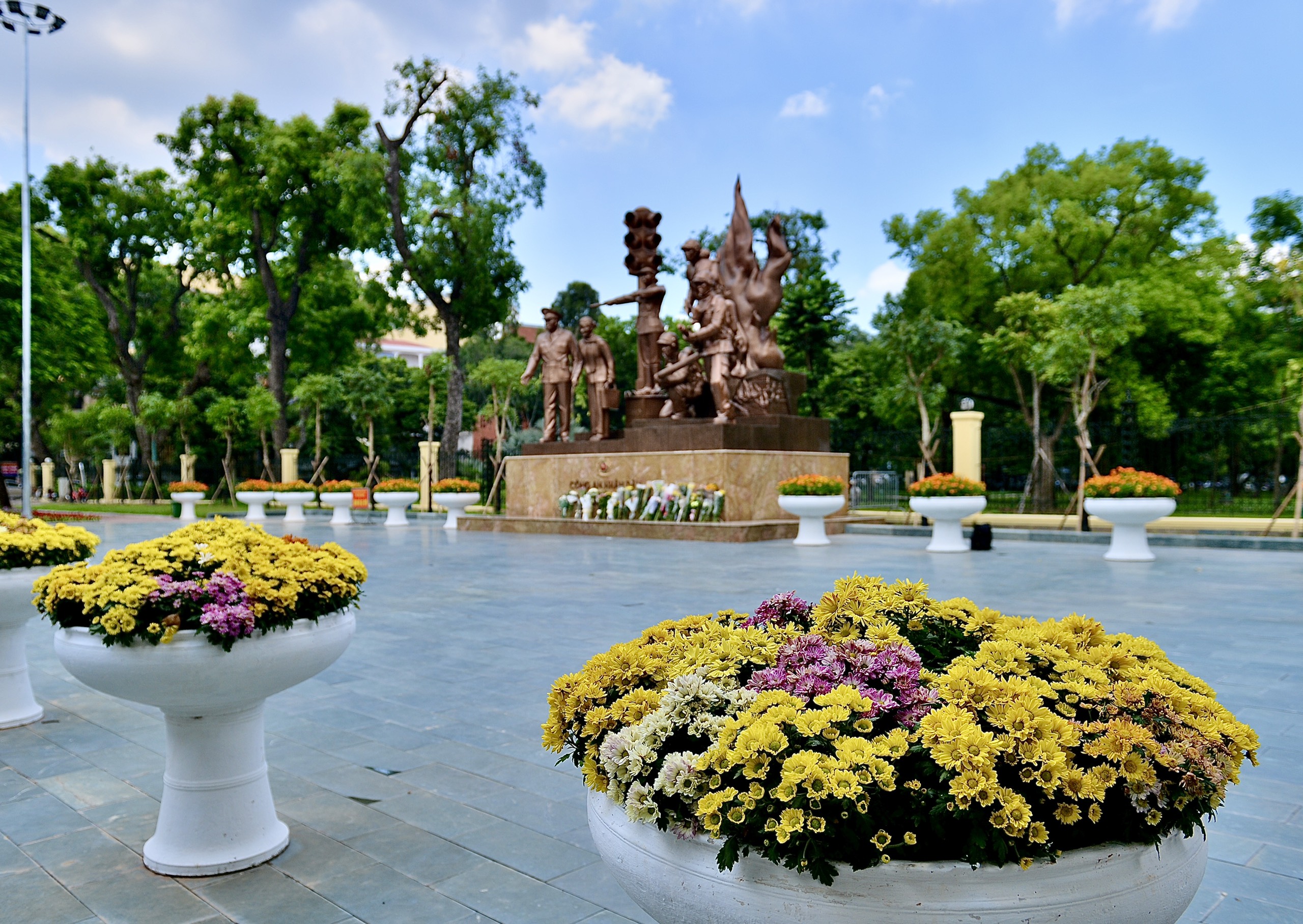 Hanoians lay flowers in memory of deceased firefighters