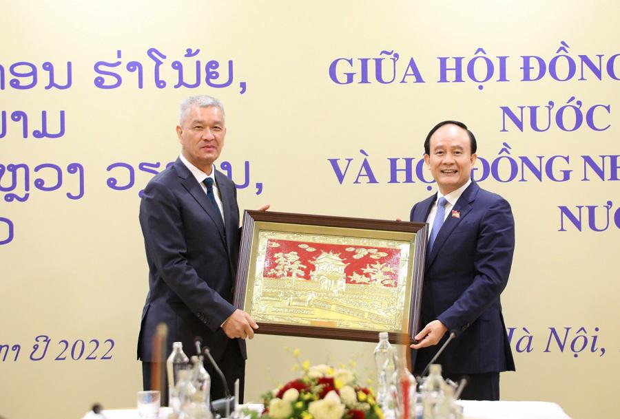 Hanoi, Vientiane share experience in improving efficiency of elected bodies