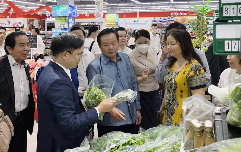 Hanoi supports Vientiane manufacturers in marketing