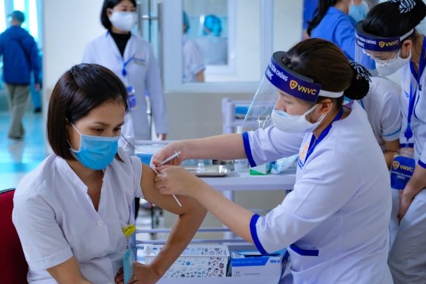 Hanoi verifies promoting Covid-19 vaccination as key task