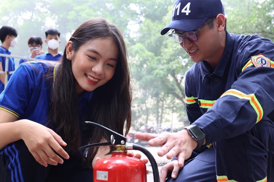 Hanoi's students participate in fire safety knowledge training