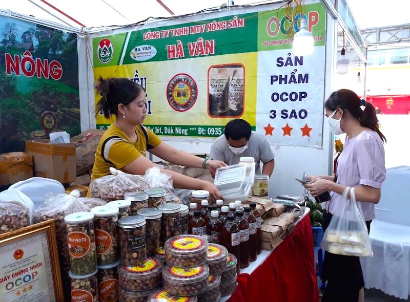 Hanoi supports 20 locations in promoting sales of OCOP products