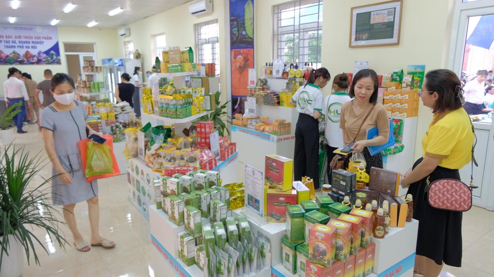 Hanoi launches safe farm produce showroom in Ha Dong District