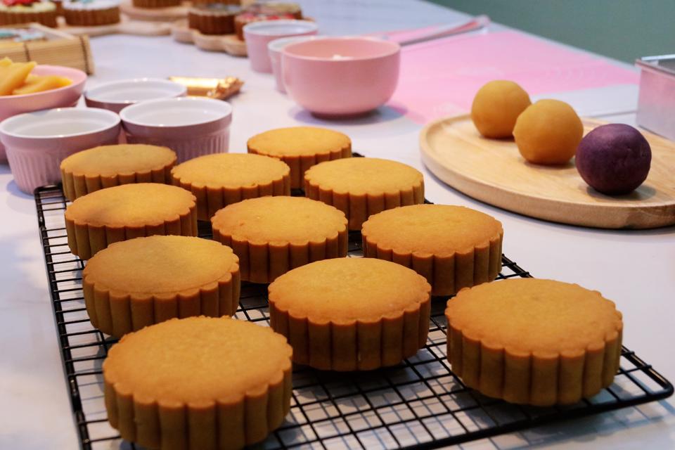 Hanoian woman makes traditional mooncakes in unique ways 