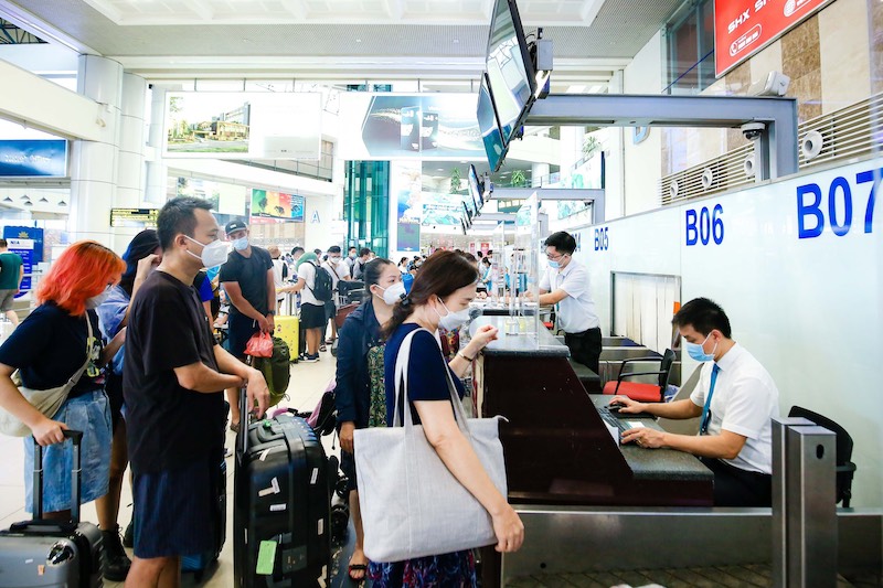 Noi Bai Airport crowds on first day of National Day holiday