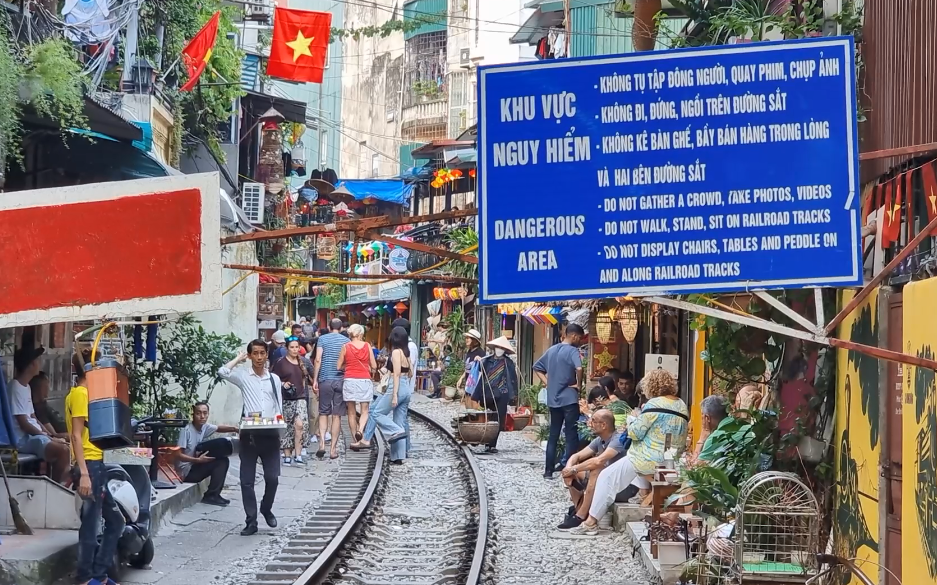 Hanoi stops all businesses on the railway: Officials