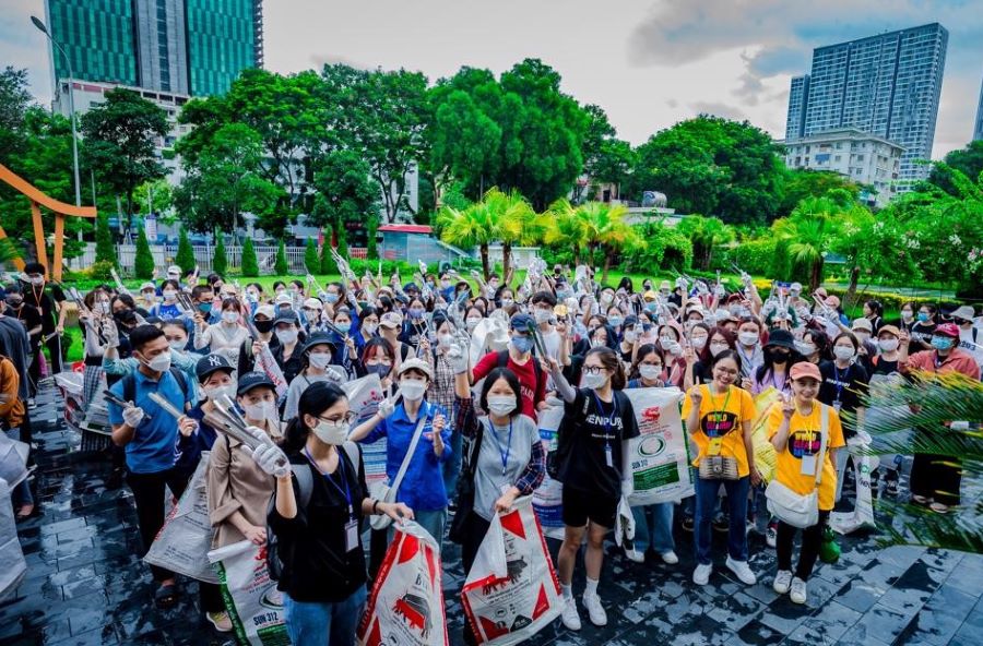 Hundreds of Hanoi volunteers participated in community-driven cleanup event