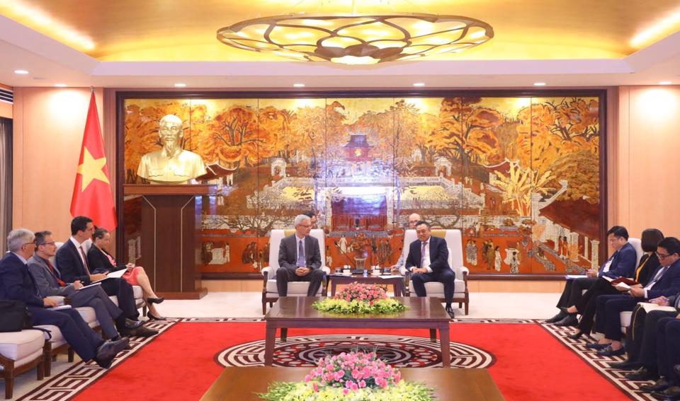 Hanoi fosters diplomatic ties with French partners