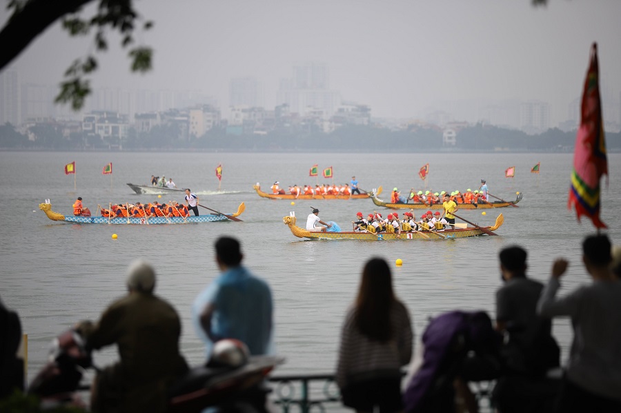 Braving the rain, Hanoians cheer dragon boat racing