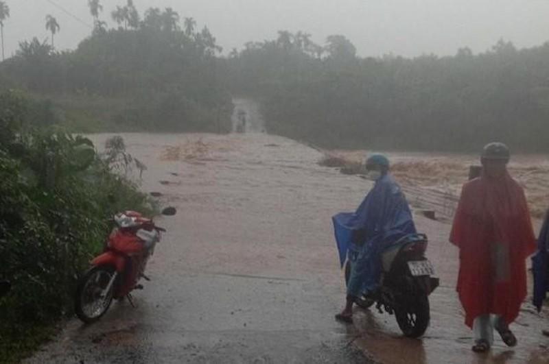 Heavy downpour continues to hit central Vietnam 