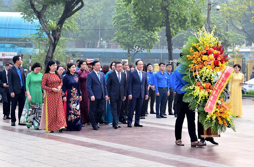 Hanoi leaders lay wreaths at V.I. Lenin memorial