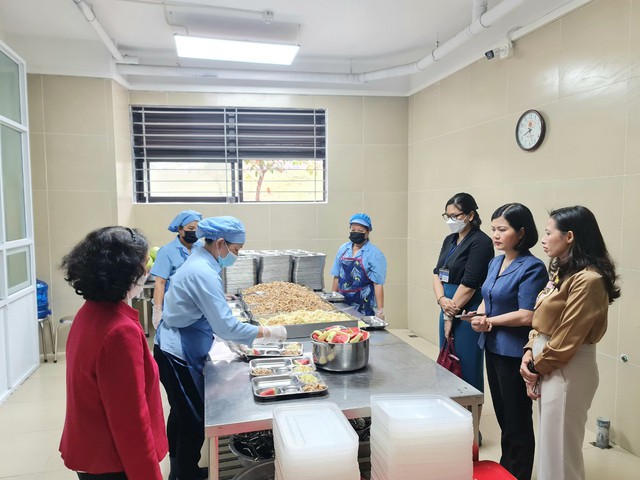 Hanoi promotes food safety in school kitchens