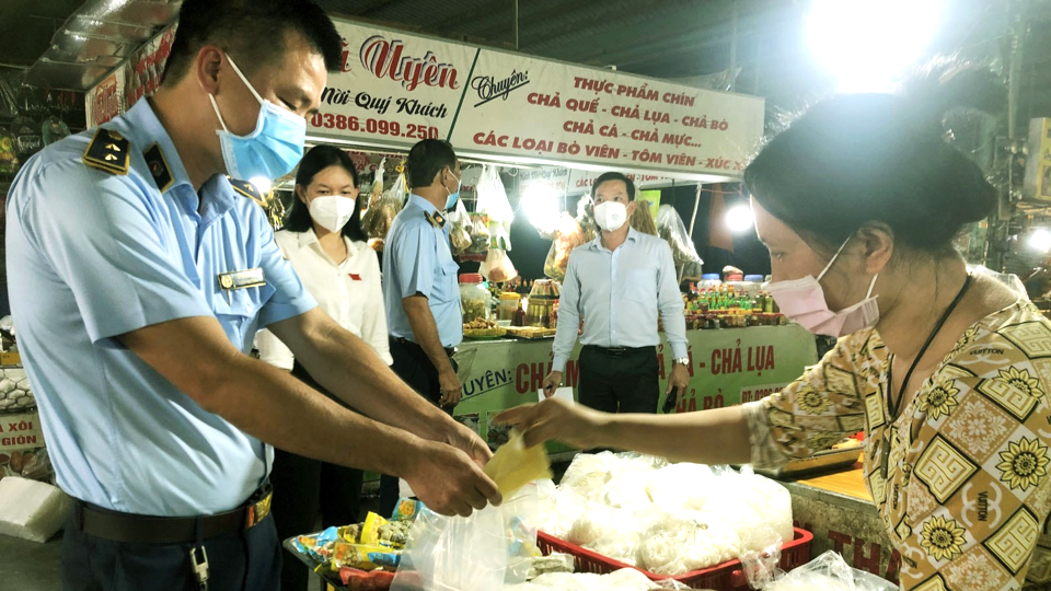 Hanoi tightens control over food safety at wet markets 