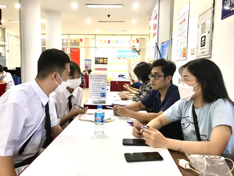 Hanoi's firms struggle to seek workers at year-end