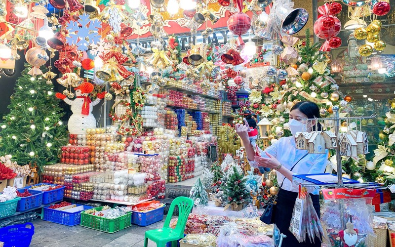 Hanoi’s Old Quarter streets sparkle and bustle ahead of Christmas