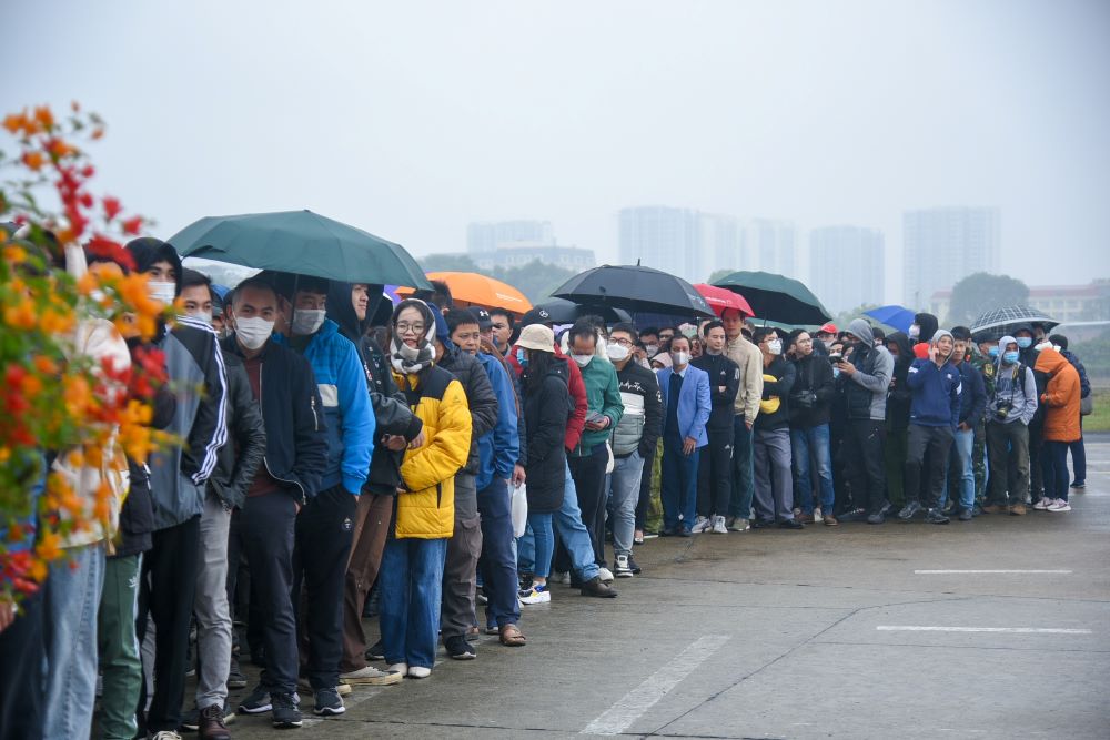 Locals in queue for Vietnam’s 1st International Arms Expo 