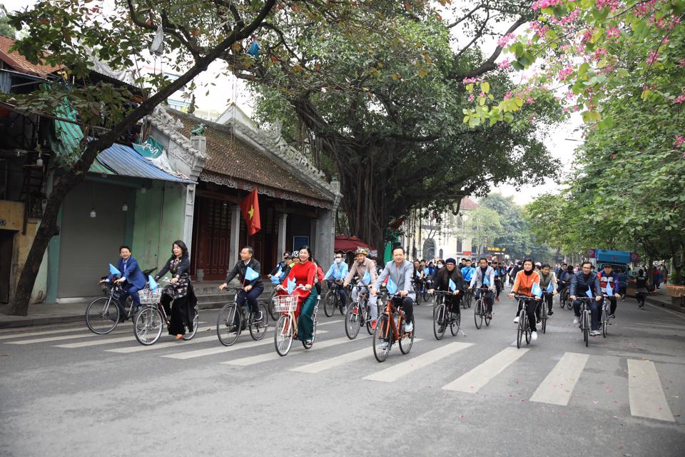 Friendship cycling event promotes green vehicles in Hanoi