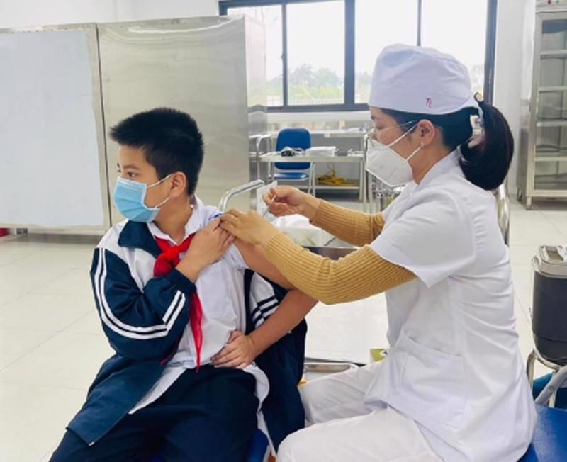 Hanoi to ensure of Covid-19 vaccination course for children aged 5-11