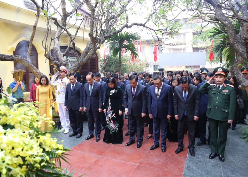 Hanoi officials commemorate B-52 victims