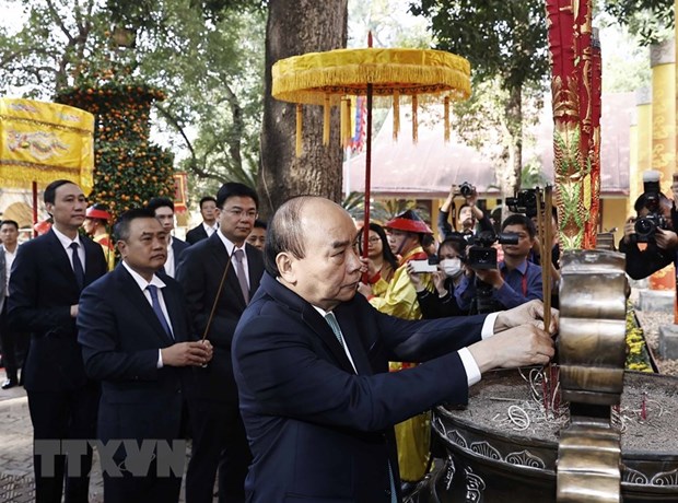 State President and overseas Vietnamese offer incense at Kinh Thien Palace