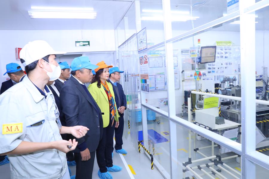 Hanoi mayor visits Meiko Electronics Vietnam