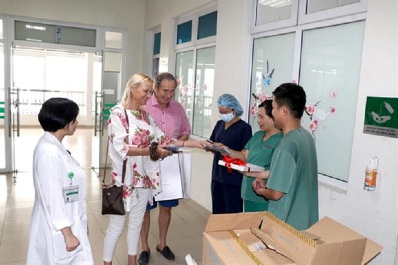 British couple thank Vietnamese health workers for saving their lives