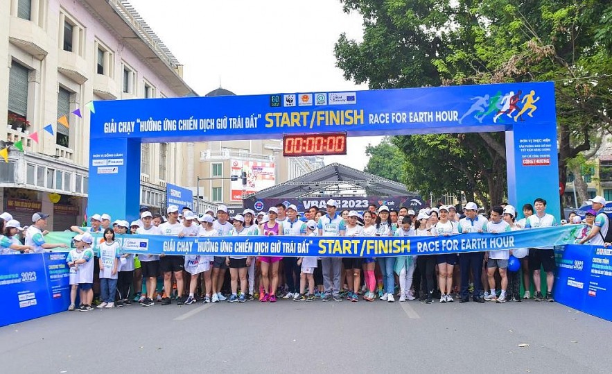 Hanoi's volunteers run in response to Earth Hour 2023