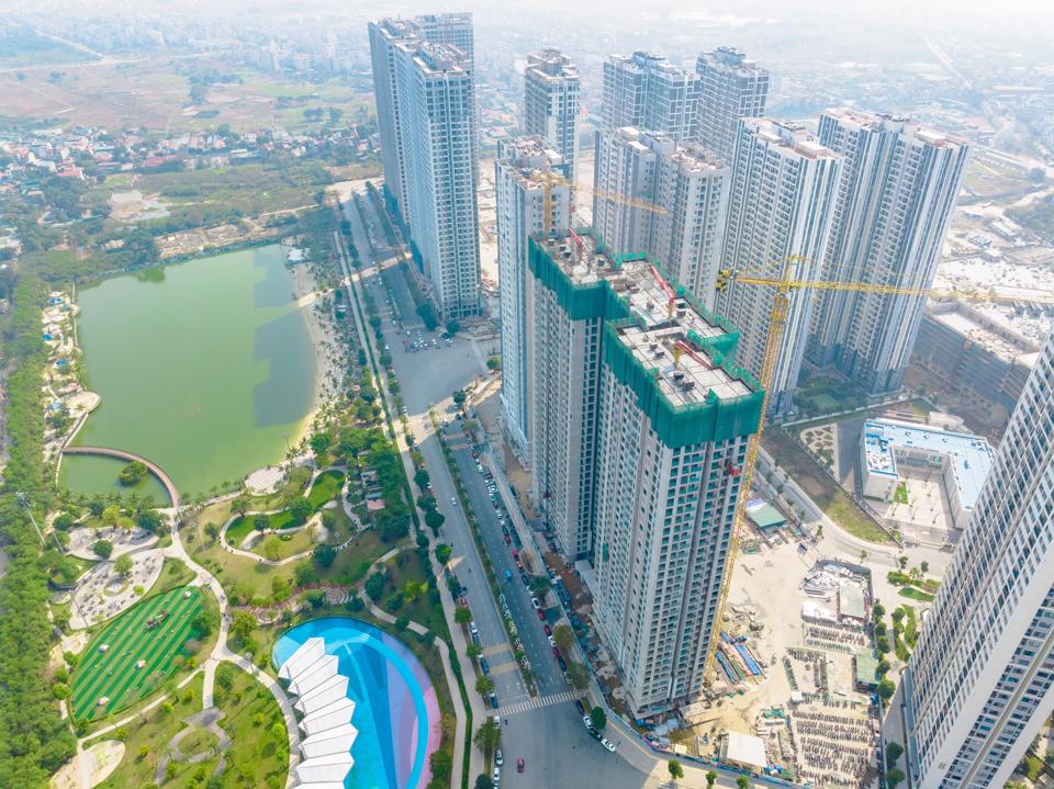 Hanoi addresses bottlenecks on highway, real estate projects