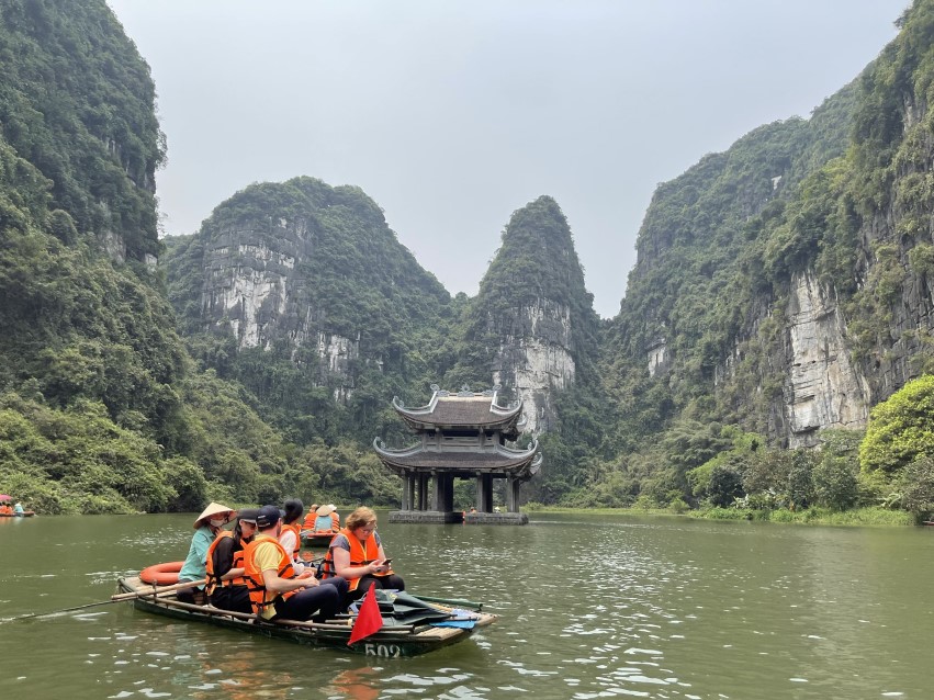 French delegation enjoys tour to Trang An beauty spot