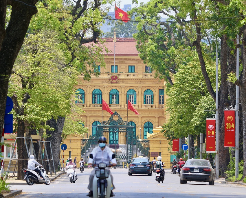 Hanoi puts up decorations ahead of Reunification Day