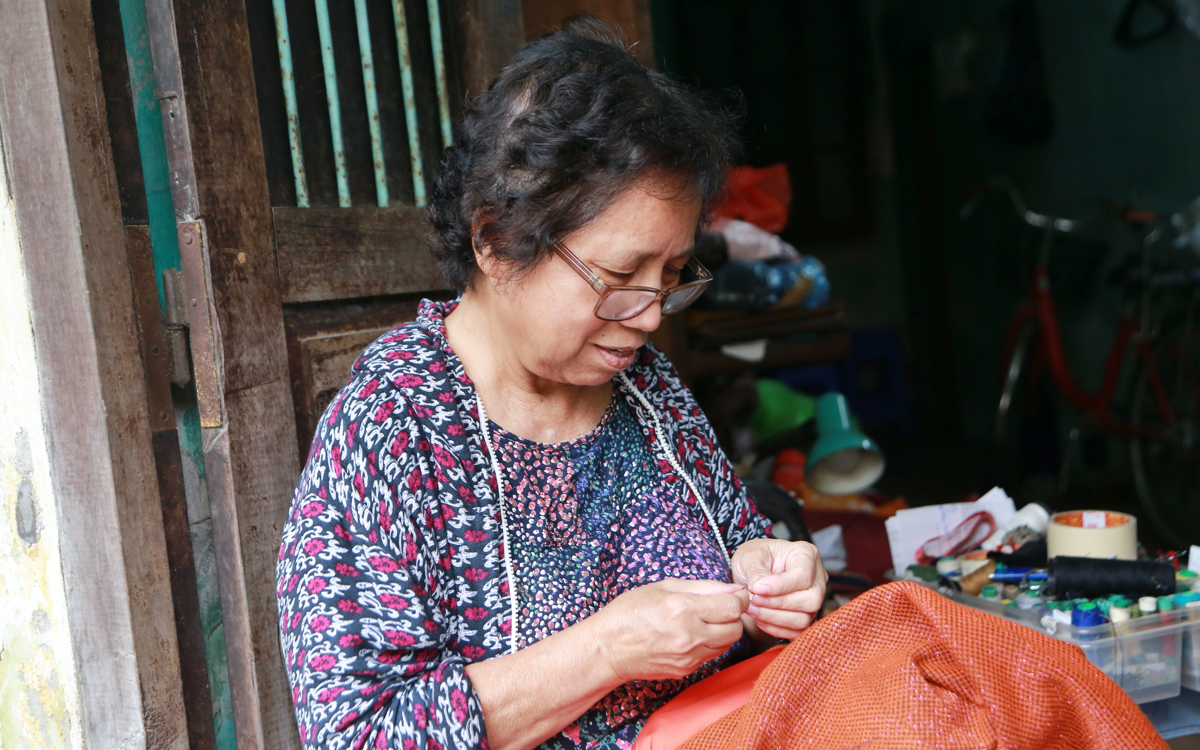 Rare female artisan who patches up memories in Hanoi 