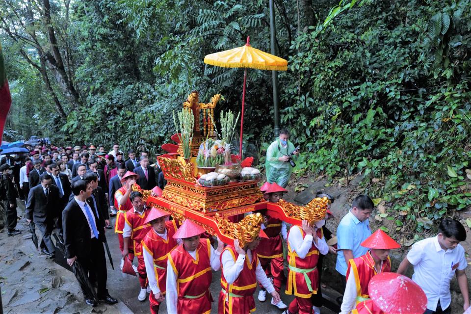 Vietnamese President pays tribute to Hung Kings on commemoration day