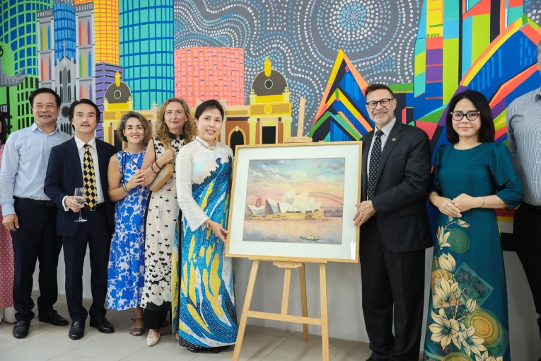 Sydney Opera House and Hanoi's One Pillar Pagoda featured in newly unveiled mural