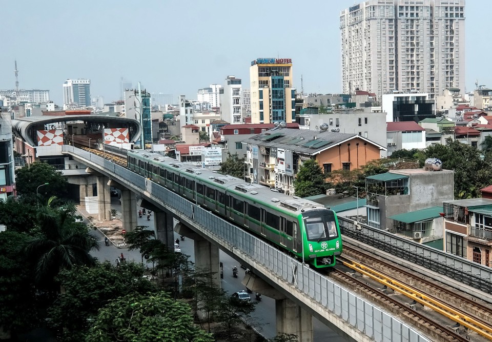 Cat Linh-Ha Dong urban rail becomes popular means of transport 