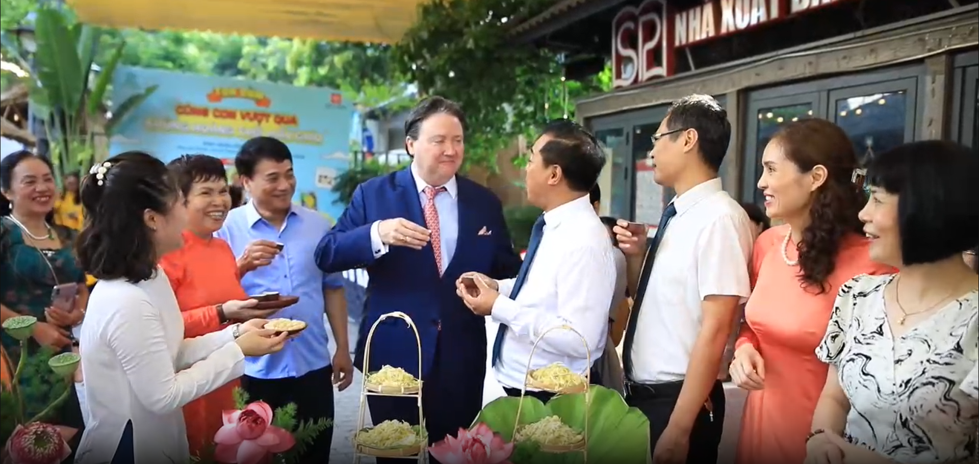 [Video] US Ambassador enjoys Hanoi’s specialties