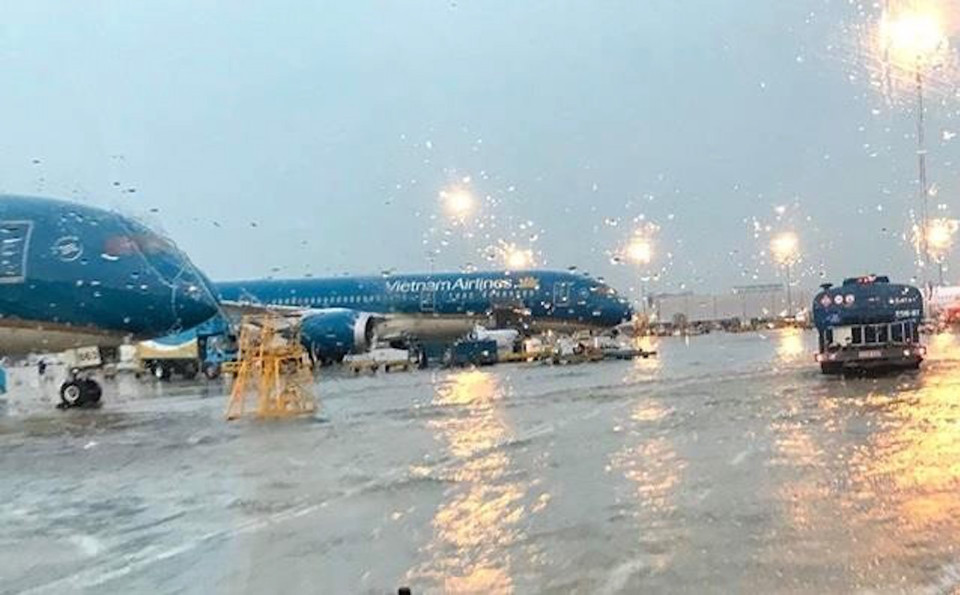 Noi Bai Airport shut down due to tropical storm