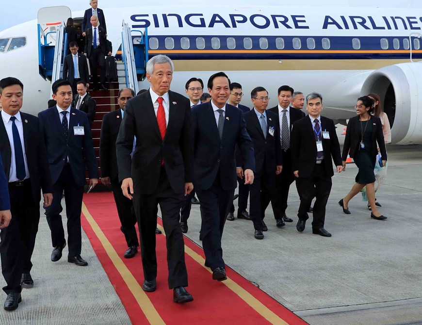 Singaporean PM arrives in Hanoi, economic ties top agenda 