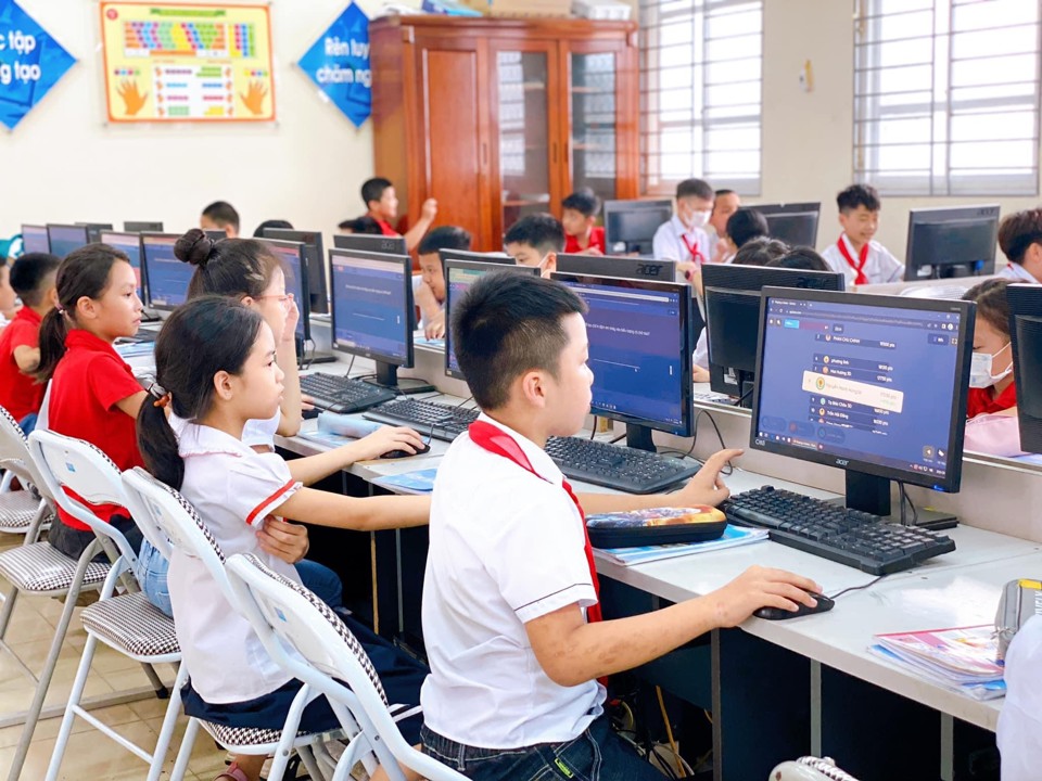 Hanoi boosts cashless transfer and digital transformation in schools