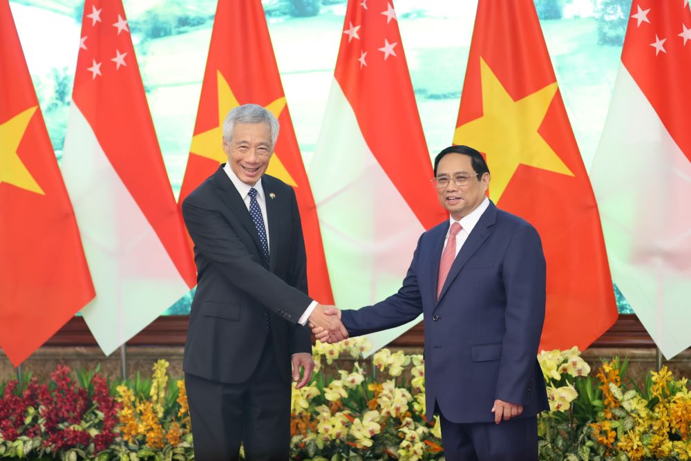 PM Lee Hsien Loong welcomed in Hanoi, Vietnam-Singapore sign 7 deals  