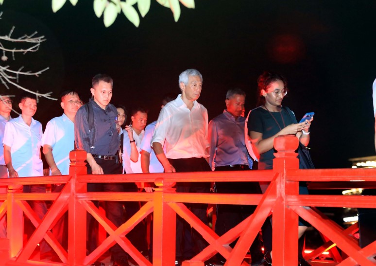 Singaporean Prime Minister takes a stroll around Hoan Kiem Lake