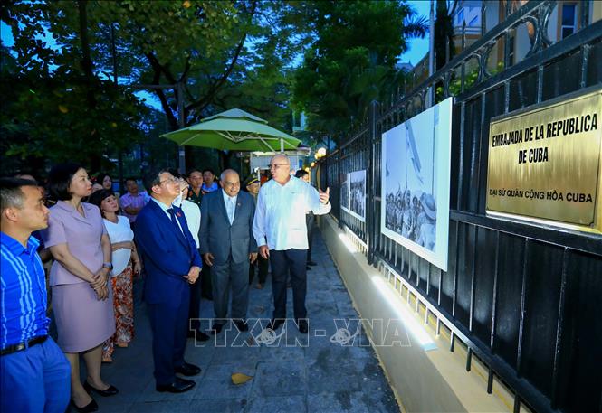 Photo exhibition marks 50th anniversary of Fidel Castro’s visit to Vietnam  